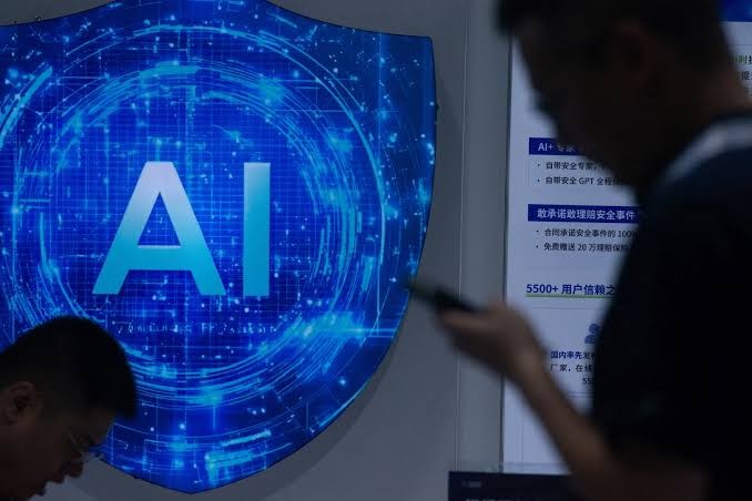 美国对人工智能的重视，全世界都看得见。打委内瑞拉、打伊朗，AI都在实战里用上了，乌克兰那边也拿着美国的人工智能技术在前线跑，所以美国一直觉得自己的人工智能“天下第一”。

可越自信，越怕被追上。美国媒体和智库现在天天盯着中国的大模型，急到什么程度？急到要提议炸数据中心来阻止中国发展。这恰恰说明，中国