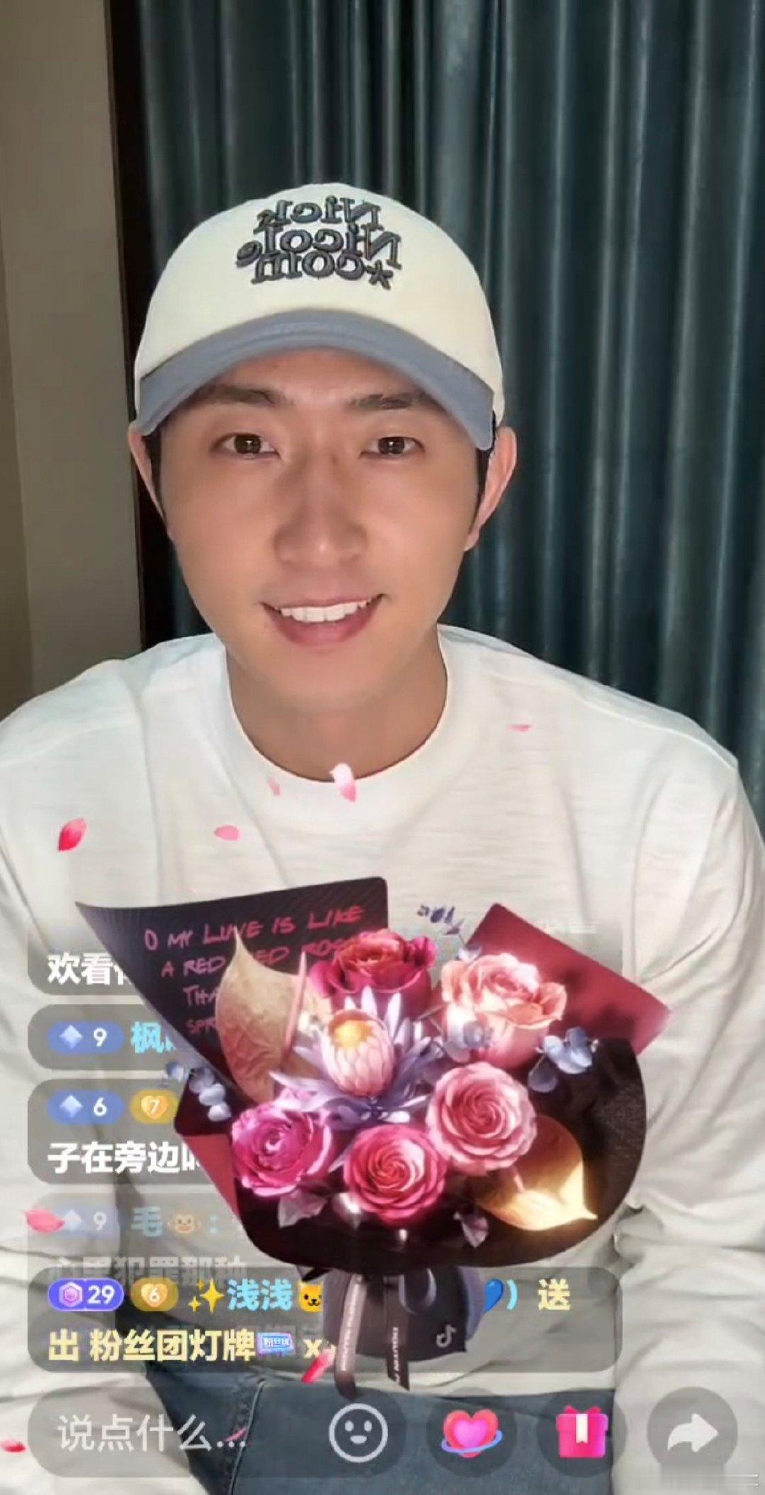 #王凯沐[超话]# 

260822直播   这是我第一次进沐沐的直播间，是剧宣#禁止闪婚，雾散归栖时#，看到了#王凯沐  可爱的宋医生，超级开心，爱你哟🌹🌹🌹

​
