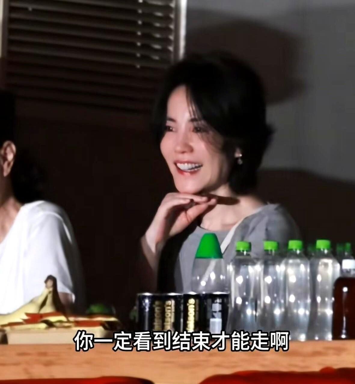 王菲为什么死活不开演唱会？答案就仨字：她不想。
这话可不是瞎猜。前阵子那英演唱会，王菲出来当嘉宾，穿得随意，站得松弛，可一开口就把场子压住了——全场静了足足半秒，那种不费力的统治力，简直让人恍惚觉得这是她自己的主场。无数演出商捧着天价合约排着队等她点头，场次从十场加到三十场，价格翻了一轮又一轮，全被