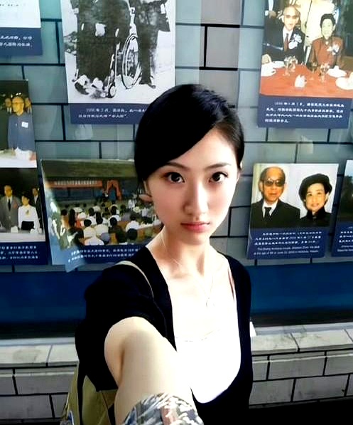 景甜在娱乐圈的境遇，扯下了一块残酷的遮羞布：没有雄厚家底托底的人，千万别去碰那些看着诱人的捷径
 

很多人总拿她和许晴比，觉得都是靠感情和人脉铺路。许晴荧幕上万种风情，哪怕夜路走多了，背后还有家族背景当缓冲垫，就算翻车也能拍拍灰全身而退
 

换做没厚实家底兜底的人，一旦踩坑就要直面巨大的代价。捷
