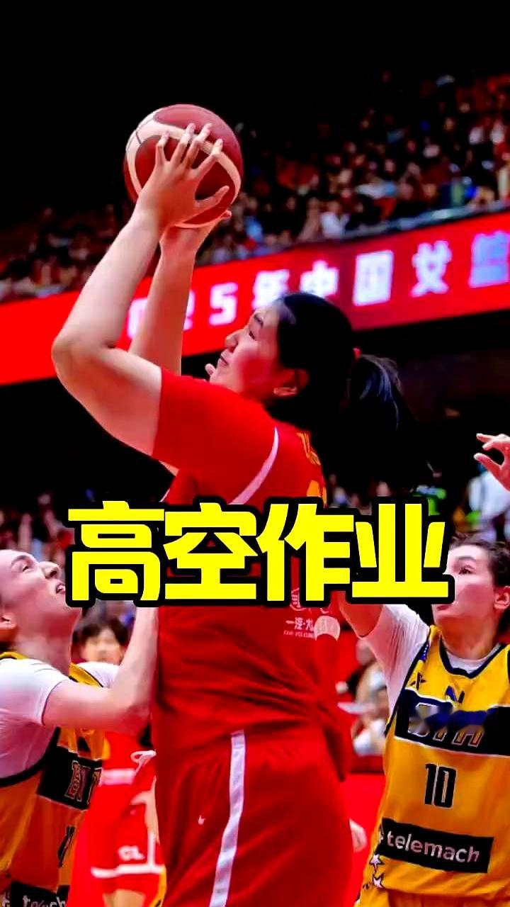 2米26的张子宇，让身高2米的外援卡多佐显得很娇小。    这位200...