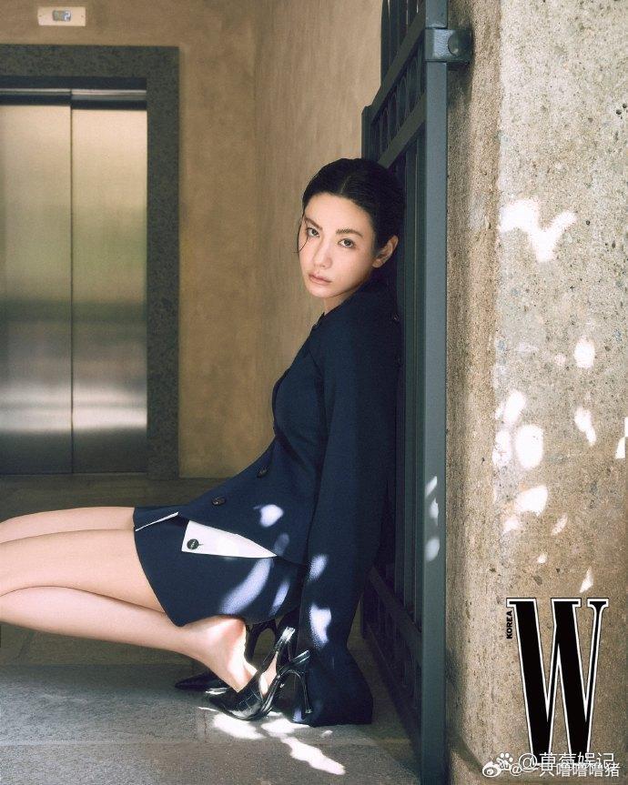 林珍娜 ×《W Korea》十一月刊。全身 Ferragamo，镜头克制、姿态松弛，把秋冬质感与个人气场处理得干净利落。​
