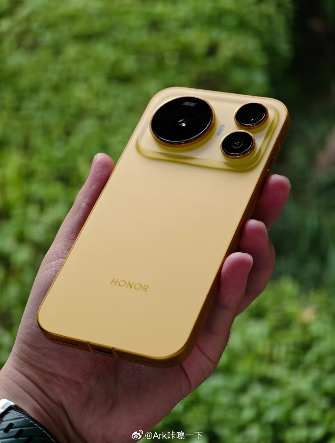 荣耀Magic9、vivo X500、OPPO Find X10、小米18 Pro，这四款大家觉得哪个最好看？今年各家在标准版（入门）的设计都还挺克制的。#新机来了##新品驾到# ​