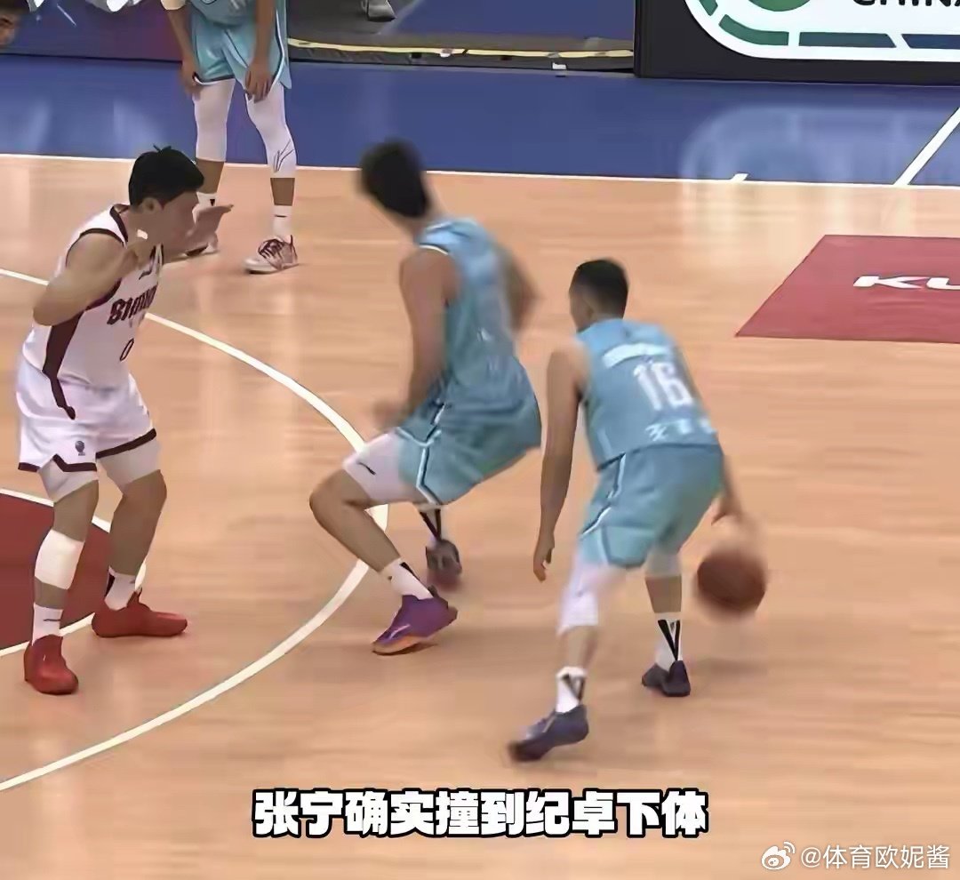 #CBA夏季联赛爆发激烈冲突# 职业球员要明白，强硬不是挥拳，而是被挑衅后依然能得分回应。纪卓刚有机会进入轮换，却用最不职业的方式让所有人记住他。等处罚下来，他可能连证明自己的机会都失去。 ​