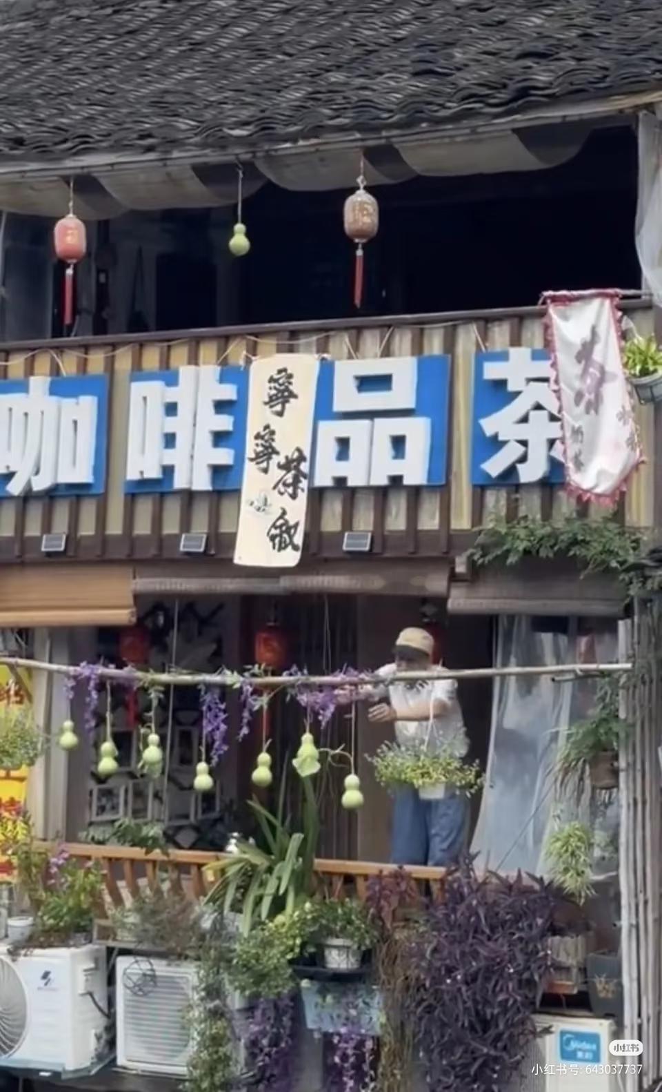 葫芦娃爷爷剪掉7个葫芦，
隔壁咖啡厅就挂起7个葫芦，
一个是被打扰到了生活的纯粹，
一个咖啡厅嗅到了商业味道的铜臭味。
咖啡厅挂起来就是蹭流量为了生意，
葫芦娃爷爷倒是为了不影响别人，
收了葫芦，谢了远客，
开了奶奶尘封多年的心锁。
流量最盛时，她不贪；人声最沸时，她不恋；掌声最响时，她不迷。
这不