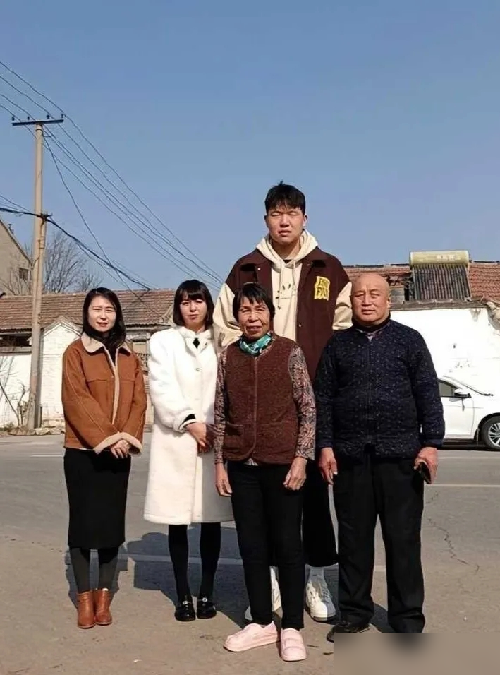 打死你也想不到，一个当初纯粹为了减肥去打球的胖小子，竟成了把对手打服的NBA大魔王。
杨瀚森这路子走得极野。仗着父母给的身高基因，却从小在体校死磕一号位的控运基本功。被徐长锁发掘后，硬是练成了满场飞奔发牌的中国小约基奇。
2025年被开拓者16顺位选中，绝不是运气。他高位策应毒辣，低位脚步扎实，