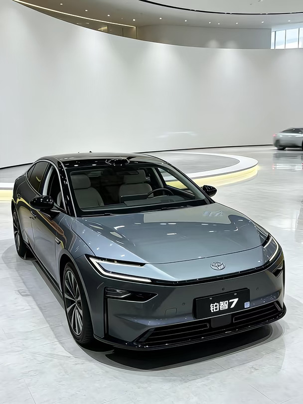一眼心动的纯电轿车