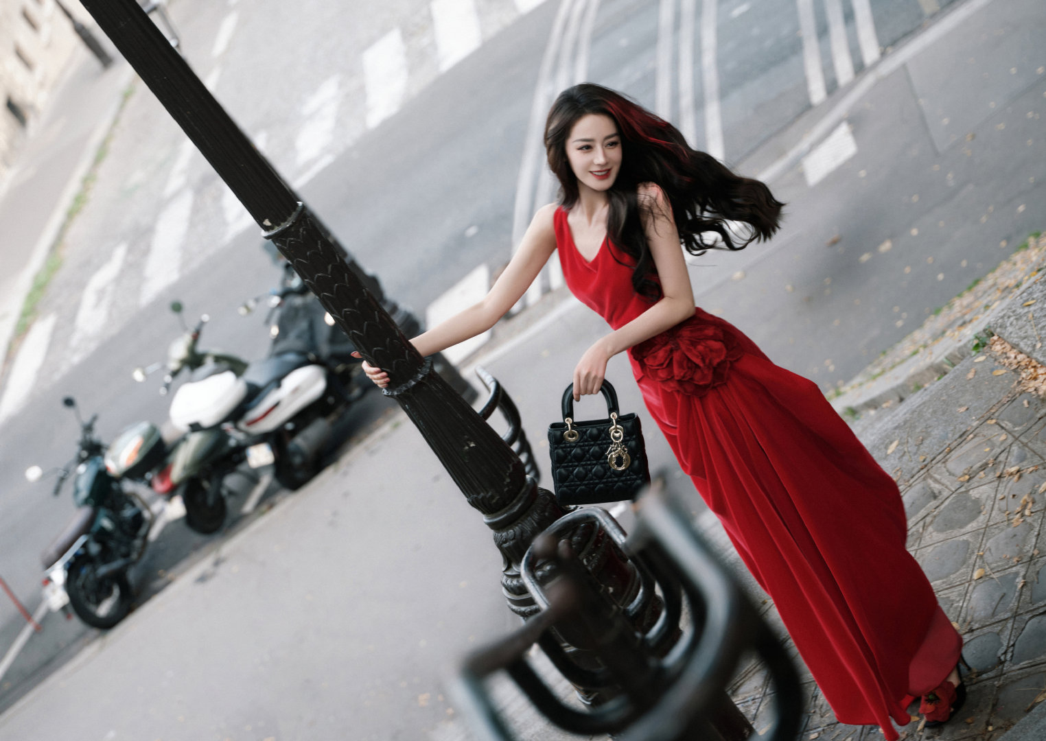 #迪丽热巴[超话]# 记录下秀场外B面的姐姐，不止明媚热烈，还很鲜活随性，随手一拍就是大片，花絮图送达～ ​