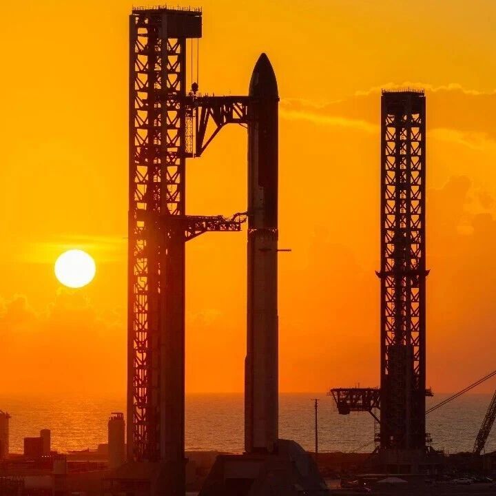 问马日报 · AskMusk Daily
2026年9月24日 星期四
过去24小时马斯克和他旗下公司要闻

TSLA：380.12（+0.32%）
SPCX：148.36（-4.11%）

1. Starbase 在黎明中迎来历史上第一个将进入轨道的完整堆叠
星舰S41和一级超重助推器B21已经合体。SpaceX发布了堆叠过程的延时拍摄画面，美呆了。

2. 马斯克央视 ​