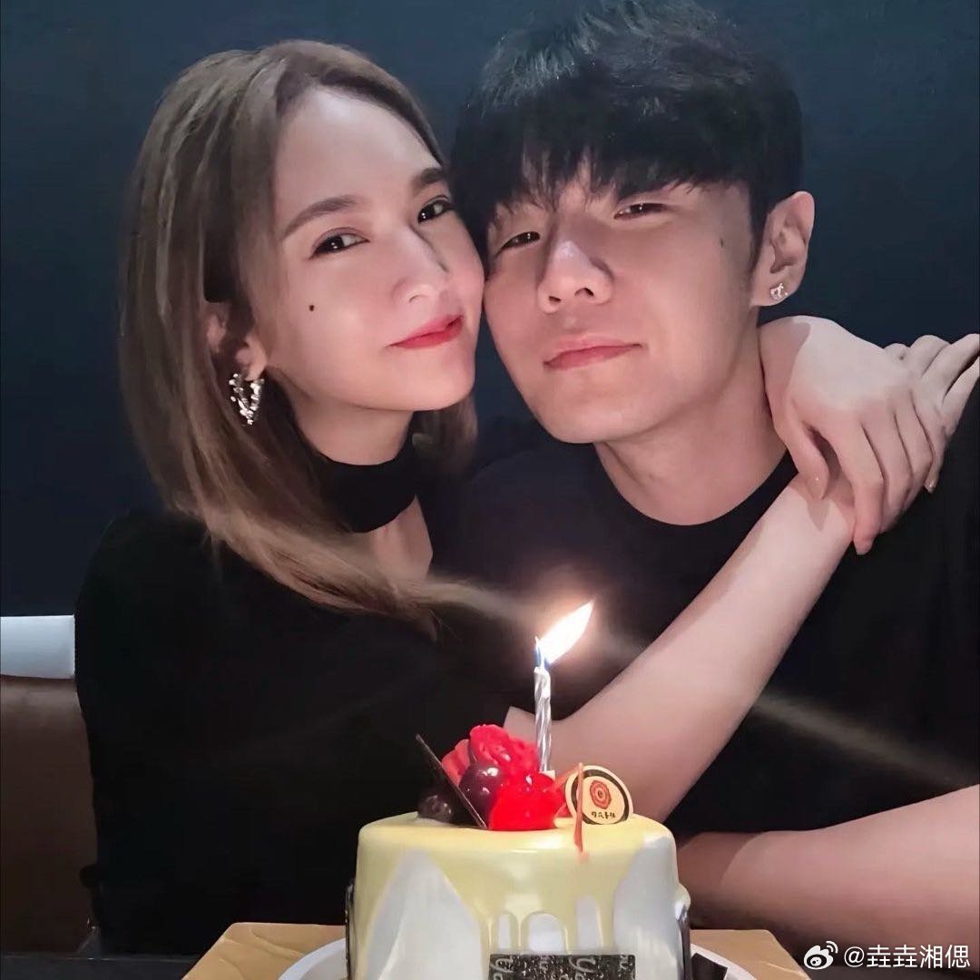 这是什么从偶像剧里抠出来的神仙爱情啊！2017年小巨蛋那惊天一吻炸了...