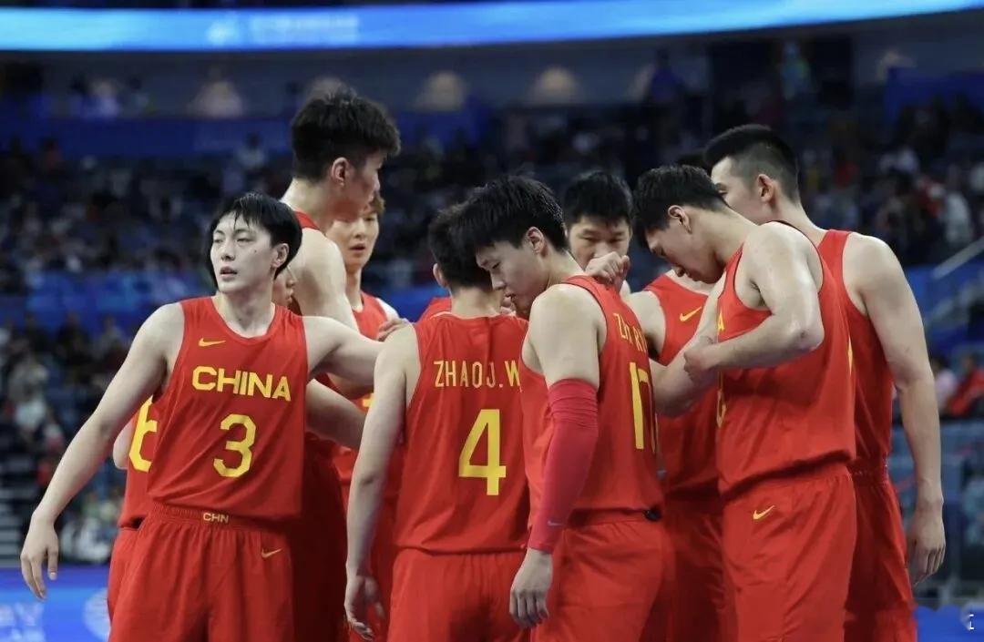 中国男篮icon“新五虎”浮出水面：这五人，才是当下最硬答案！

我认为，所谓中国男篮“新五虎”真正有价值的地方，不在于给几名球员贴上固定标签，而是在一轮轮热身赛之后，球队终于找到了一些更符合现代篮球需求的组合方向。

这个夏天，中国男篮进行了多场热身赛，目的并不是单纯追求胜负，而是在世 ​