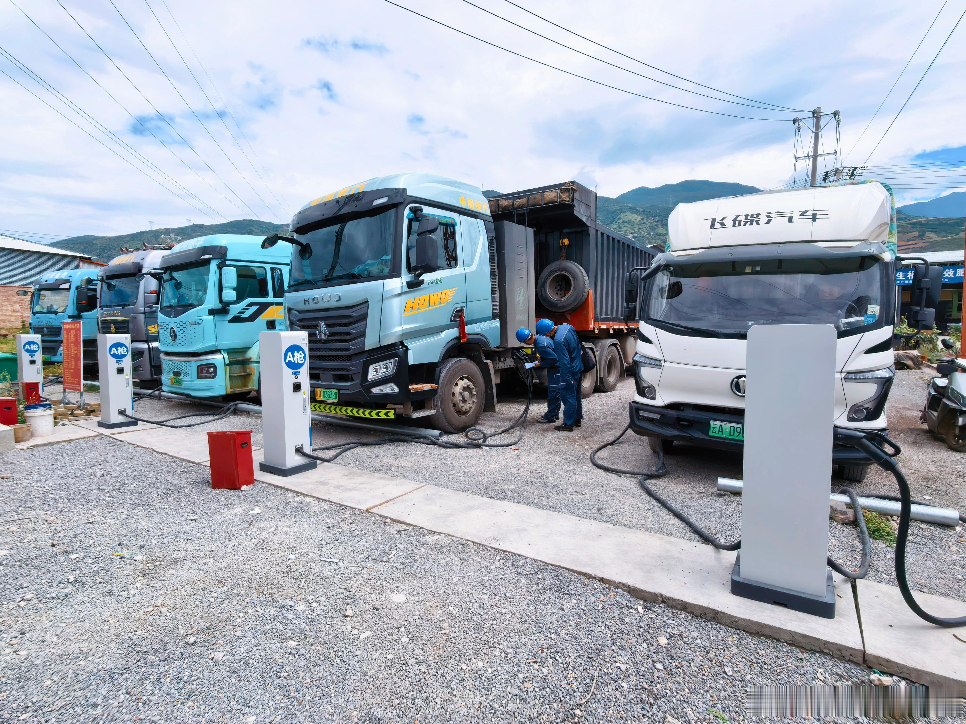 #迎峰度夏保供电# 【满电护航货运路 节前巡检送实惠】中秋国庆将至，南方电网云南丽江永胜供电局开展重卡充电桩专项运维。供电服务人员逐项排查设备隐患，测试充电功能，确保稳定运行。现场向司机普及安全充电知识。节日期间将备足应急力量，快速处置故障，以可靠电力保障物流畅通，护航司机双节平安出 ​