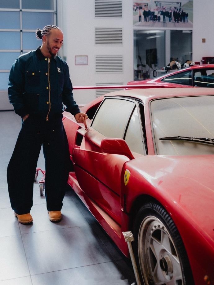 老汉的儿法梦

一辆在车库里尘封了 30 多年的法拉利 F40。

它诞生于1987年，是为庆祝建厂40周年而作，更是创始人恩佐·法拉利生前亲批的最后一款车型，被誉为“恩佐最后的杰作”，象征纯粹机械时代的终结。

搭载2.9升V8双涡轮增压引擎，输出478马力，车重仅约1100公斤，百公里加速3.8秒，极速324km/h ​