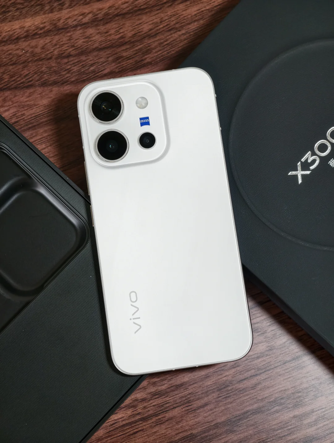 vivo X300 E 月光白，简约手感越摸越喜欢