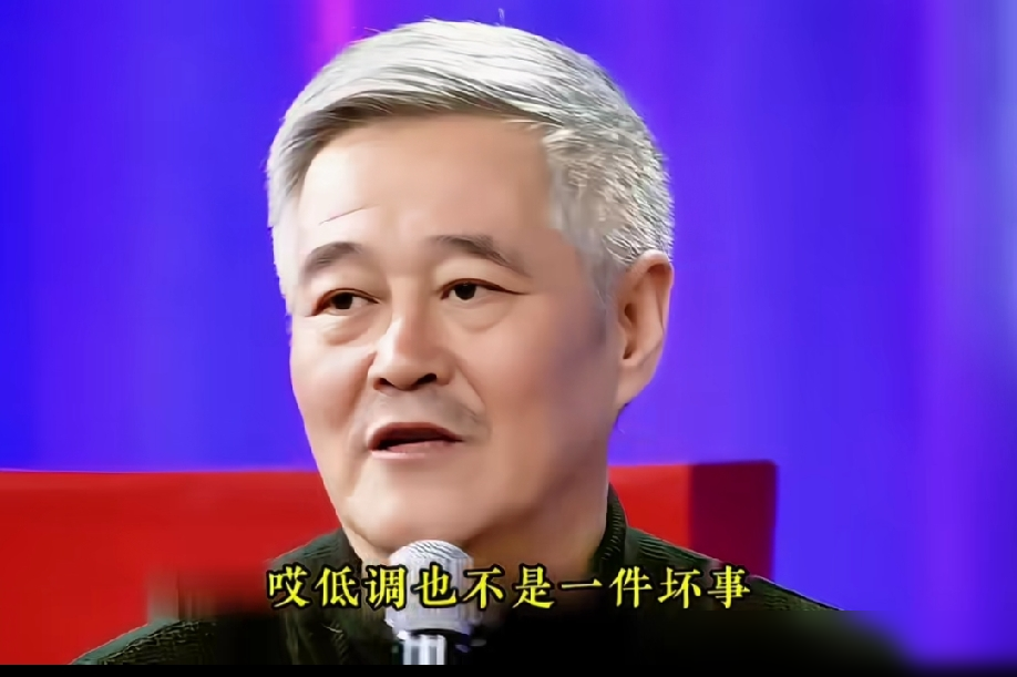 郭德纲翘着二郎腿，当着赵本山的面来了一句：不是郭德纲多优秀，都是同行衬托的。
赵本山没接这个茬。
他说，这是一个应该低头的年代。演员从穷到富，不冷静很正常，但做这行，得趴下腰，把自个儿诚恳地交给观众。
这话听着软，实际上硬。2005年郭德纲被骂得最惨的时候，赵本山托人带话，又亲自打电话开导。郭