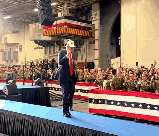 回头再看去年那张照片，真让人后背发凉。 那个顶着乱糟糟金发的老头，站在...