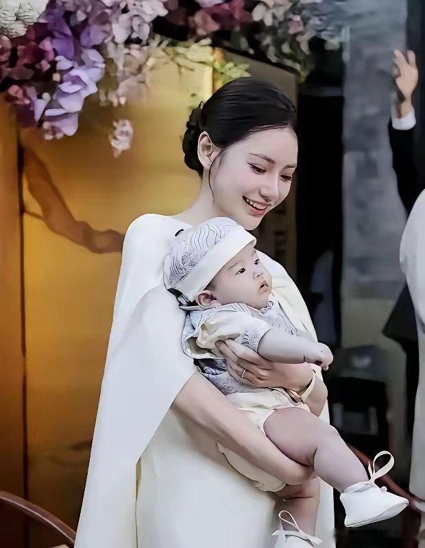 原来这次汪吉辰百日宴他姥爷也来了，如果汪宝儿不要戴帽子的话，额头简直像极了他姥爷 ​