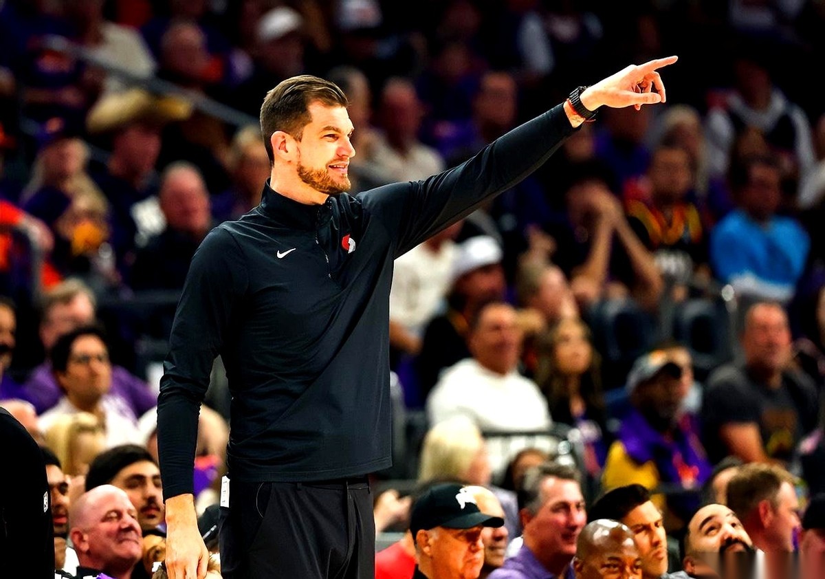 开拓者主场对马刺，季后赛，终场哨声就差几声了。 记分牌早就凝固了，10...