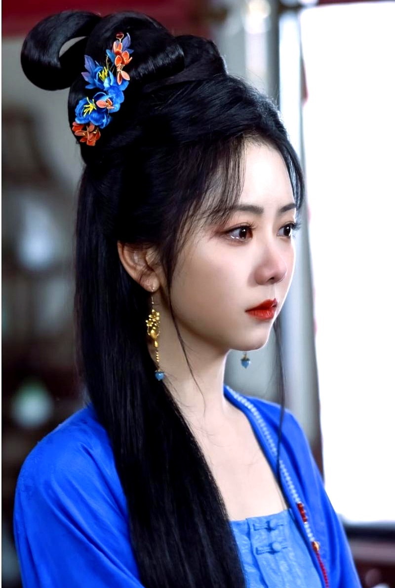 网传谭松韵拍完《兰香如故》就不再接古装戏，不少人纳闷放着大好的红利不吃，是不是有点犯傻
 

这反倒是最聪明的清醒
 

“兰香”这个角色演得太出挑，口碑好评直接拉满，观众心里的滤镜正厚着
 

这种时候但凡急匆匆再去接古装，新戏只要有一丁点瑕疵，立刻就会被拿来翻来覆去对比挑刺，好不容易攒下的口碑，