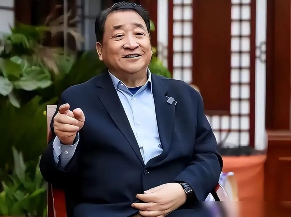 敬一丹走了，姜昆朋友圈里那段话，把我看愣住了。没有一句场面话，上来就是泪水洗面，不相信现实。这哪像七十多岁的老艺术家，分明是个丢了战友的老知青。
他管她叫黑龙江知青战友，也叫广播电视战线上的战友。数十年交情，最后一句一丹是我们学习的榜样，说得又重又实。没有工作室代发，没有公关配图，就是自己手机里敲