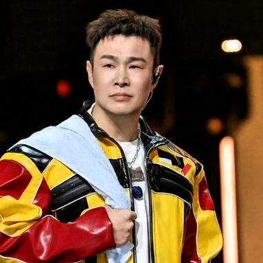 2009年春晚一夜爆火，小沈阳爆红之后，为何渐渐淡出大众视野？
 
谁还记得 2009 年春晚上，一身苏格兰裙的小沈阳？
 
一句 “我是小沈阳” 火遍大江南北，就连楼下卖菜的大妈，都能随口模仿一句 “这是为什么呢”。
 
春晚过后，他资源直接接到手软。商演报价暴涨，一年奔波一百多场演出。张艺谋向他