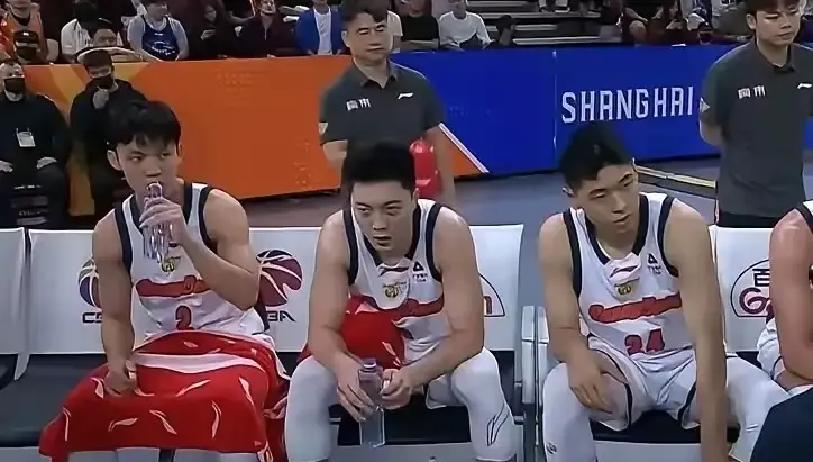 五场球打完输了整整三场，昔日威风八面的十一冠王广东男篮，如今连个基本的战术模样都找不到了。
碰到硬骨头攻不进、退守又跟不上，动辄就让对手轰出一波流，大比分输球成了家常便饭。这哪里还有半点争冠豪门的气质？
以前杜锋带队那会儿，再怎么困难，骨子里那股全场紧逼、快速反击的狠劲始终都在，哪怕打光最后一颗