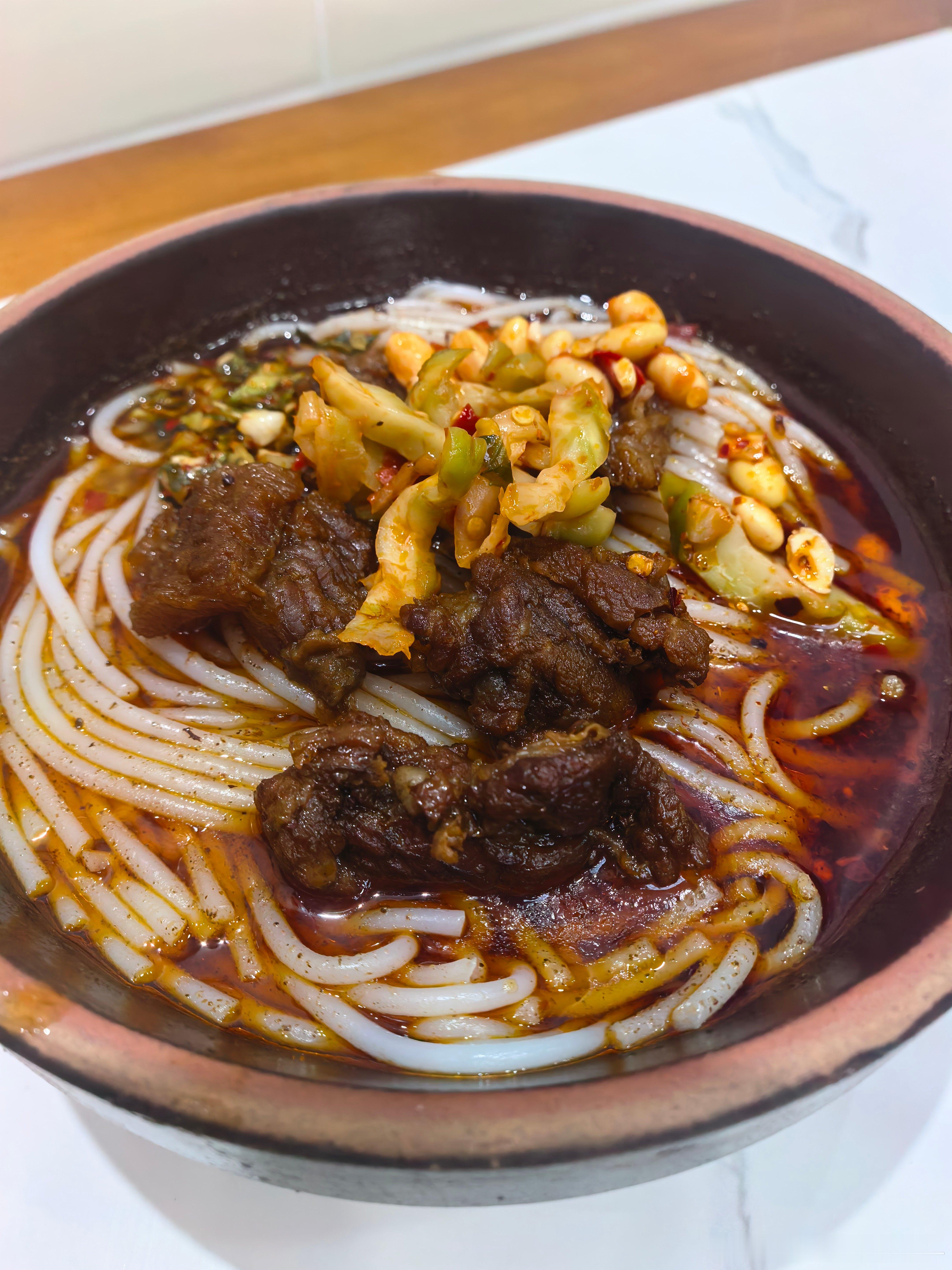 来嗦一碗香喷喷的湖南牛肉粉吧～哧溜哧溜～香浓美味～爱了爱了[心][心][心] ​​​