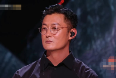 余文乐大概是参加《披荆斩棘的哥哥》的港台男明星中第一个人气下跌的。
之前的陈小春火了，张智霖火了，连谢天华、黄贯中都翻红了，在内地接综艺节目接到手软。
但这次，余文乐搞错了。他不是24岁，他已经44岁了，女粉丝不会再惯着他了。

最近出的这个新剧他表演，还是不错的。不投票就是了，没必要谴责。人家站着