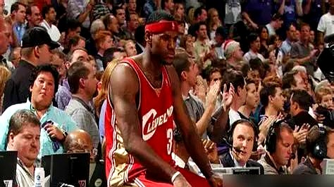 他就在场上冲着18岁的詹姆斯喊，以为自己还是老大。    那年骑士队选...