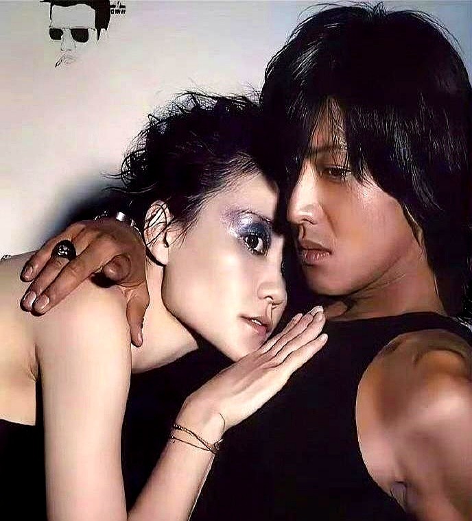 镜头前两人鼻尖几乎贴在一起，眼神拉丝，全网都在猜他们是不是假戏真做。

那是2000年，王菲和木村拓哉为电影《2046》拍宣传照。肢体缠绕，呼吸可闻，把成年男女的拉扯感拉到了极致。

可快门声一停，男方转头就掏出婚戒，同年直接宣布迎娶工藤静香，干脆利落。

看客还在戏里抓心挠肝，当事人早就下班回家过