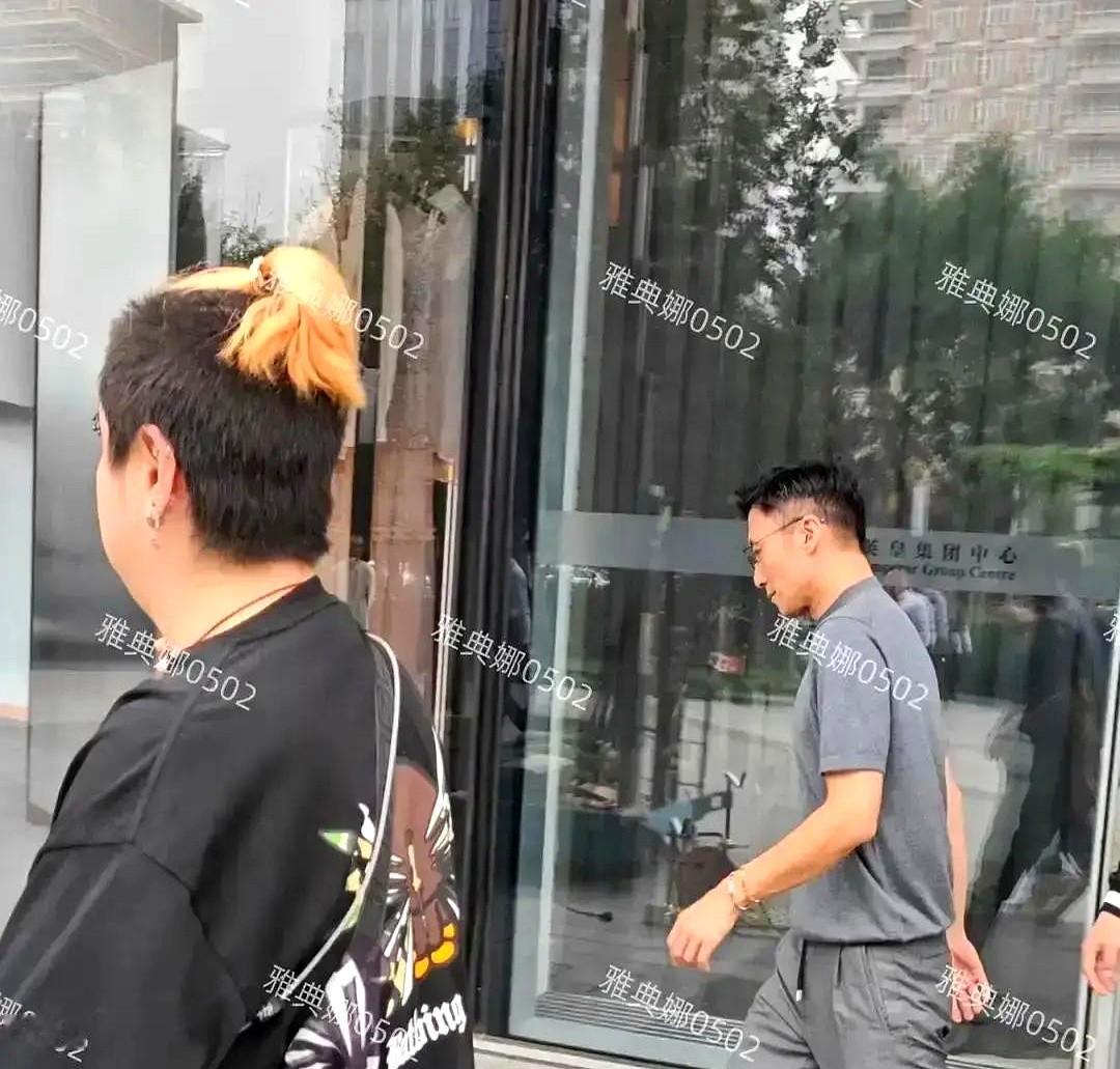 横店群演私下笑话谢霆锋本人又瘦又矮，可真跟他

拍过戏的，没一个敢当面嘲讽。

拍高空戏时，威亚扣件

老化，人瞬间从半空滑落。谢霆锋没喊叫，硬靠臂力死死扣住钢架挂

在半空，落地时膝盖渗着血。道具师傅吓得脸色蜡黄直哆嗦，他

拿纸巾摁住伤口，转头就交代制片：别扣他钱，把设备换了

。

几度低温，