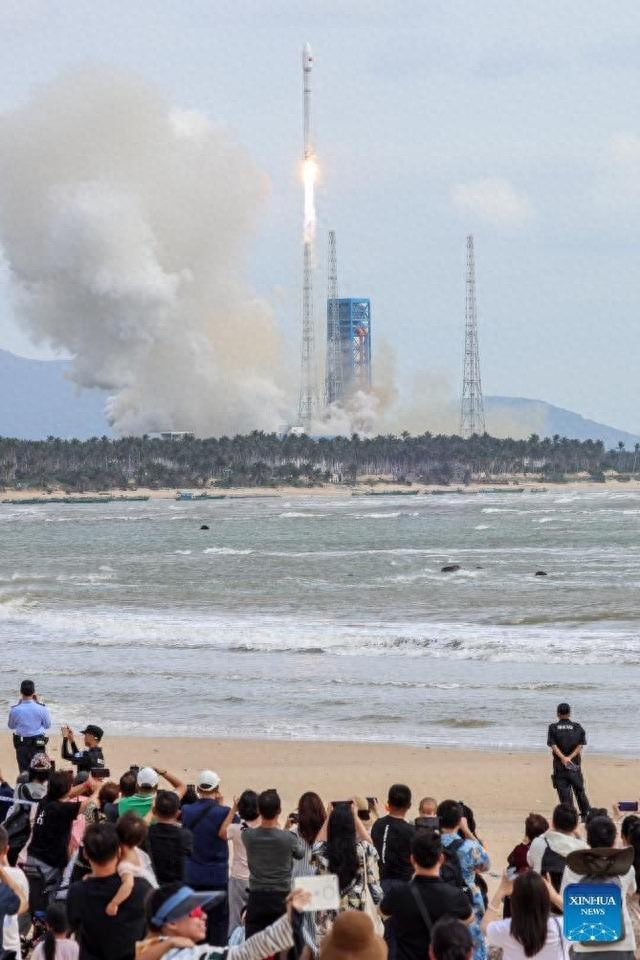 马斯克说星链快把轨道占满了，中国反手在海南“下饺子”：一箭24星，太空竞赛进入流水线时代。
 
长征十二号升空，一箭24星送入轨道，在普通人看来，这不过是中国航天“例行公事”的又一次成功，但在全球科技圈里，这枚火箭的信号远比表面震撼。
 
因为就在不久前，国外社交媒体上还在流传一种论调：“马斯克已经