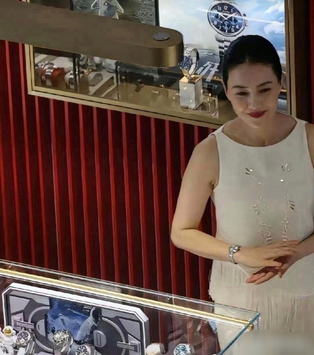 这是高圆圆，差点没认出来了，变样了 ​