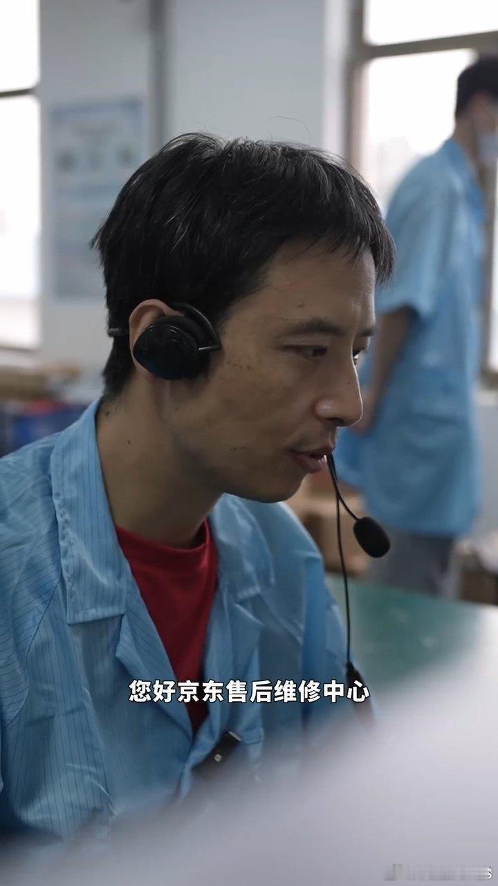 #山东50岁快递员转型修机器人#孙一龙现在在新岗位工作两个月了，靠着稳定收入给小女儿报了兴趣班，女儿还特别为会修机器人的爸爸自豪，他觉得转行根本不是一切归零。#快递员回应50岁转行等于一切归零# ​