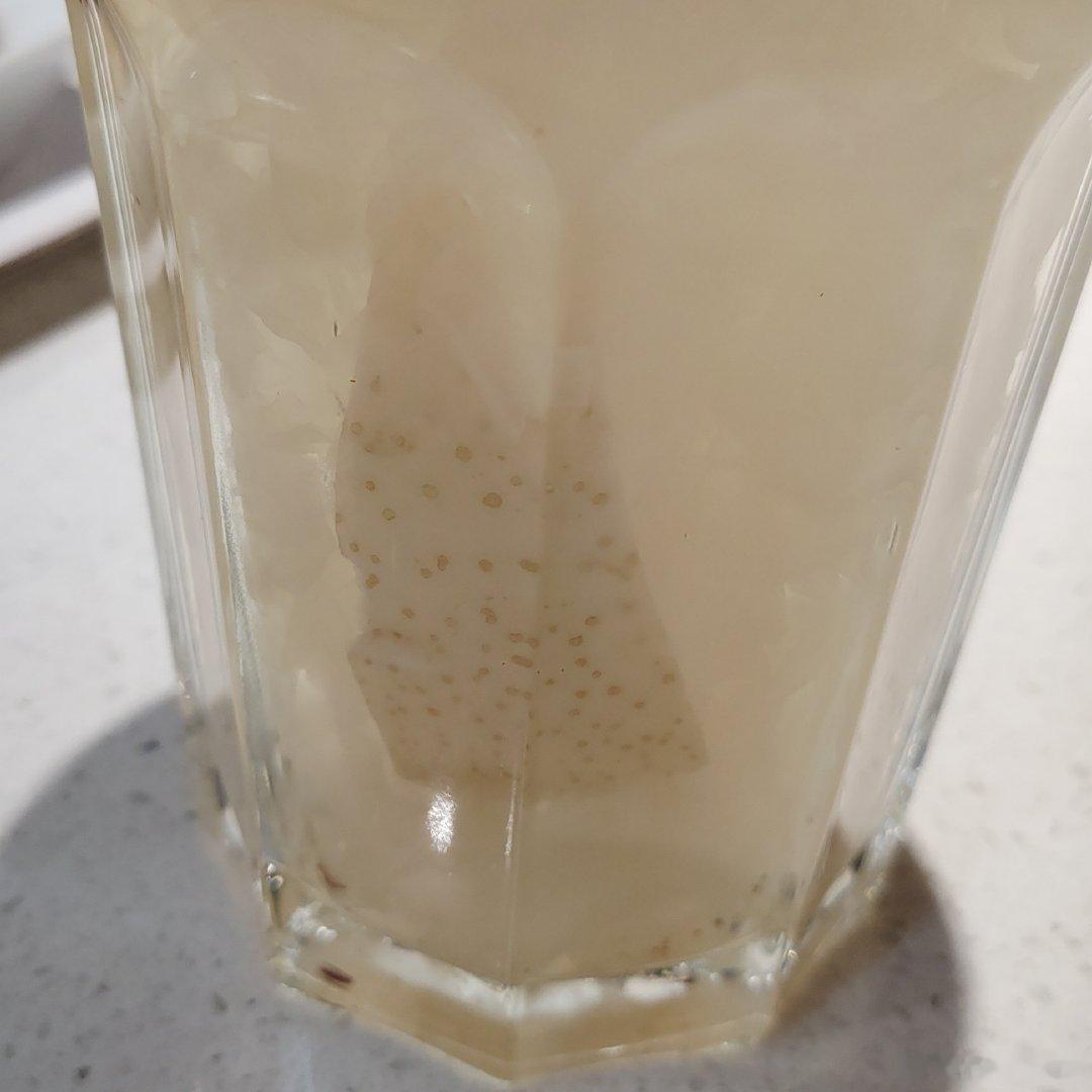 香樟果=小葫芦
不吃月饼，吃黄油喝梨🍐汤
只要碰见豆皮，它就是我怀里的皮皮猪，抱起来死亲（催产素飙升）

到家：我要炸WH！人都臭了！
冲澡、点刚到的柬埔寨沉香、泡水仙、听窦唯，还魂。
本来要去汗蒸（干脆把汗都出掉）+按背，店员说：我们没有眉笔。
：那算了，改天。我不能没有眉毛…… ​