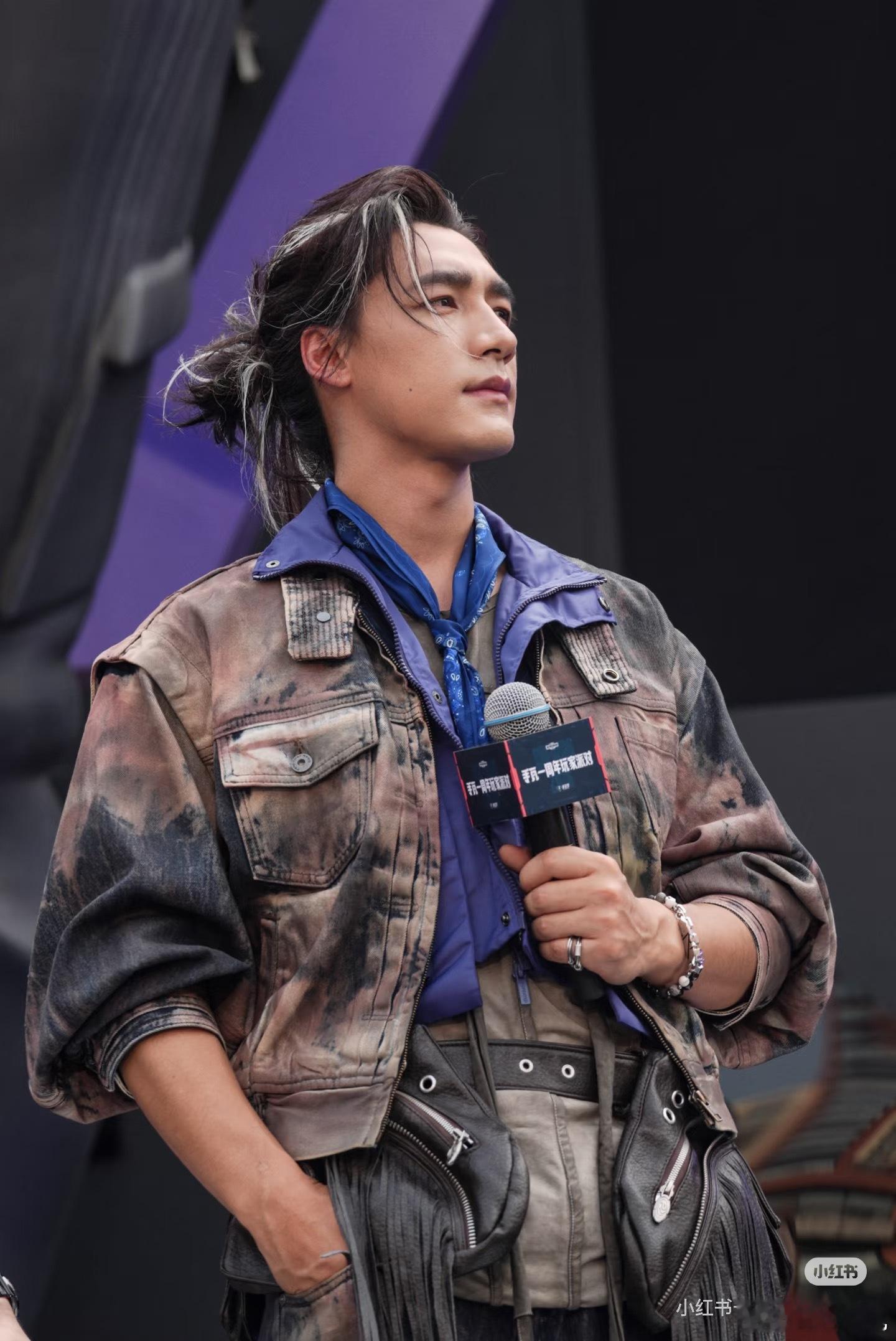 确认啦！《捕风追影2》确实定档10月中旬在澳门和深圳开机，拍摄周期约3个月。影片延续前作硬核港风，成龙、张子枫、梁家辉、此沙及文俊辉等原班人马全员回归。剧情将紧接首部结局，随着反派傅隆生入狱，幕后更庞大的黑暗网络浮出水面，众人被迫卷入一场无法退场的极限博弈。前作曾斩获超12亿票房，续集 ​