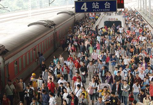 国庆出行别踩坑，很多人已经后悔了

每年国庆，很多人还没放假，心就已经飞出去了。提前半个月抢票、订酒店、做攻略，朋友圈里全是“准备旅游”的消息。可真正到了假期第一天，很多人刚出门就开始后悔。

有人凌晨四点起床赶高铁，结果到了车站才发现，候车大厅连坐的位置都找不到。有人开车刚上高速十分钟，导航直