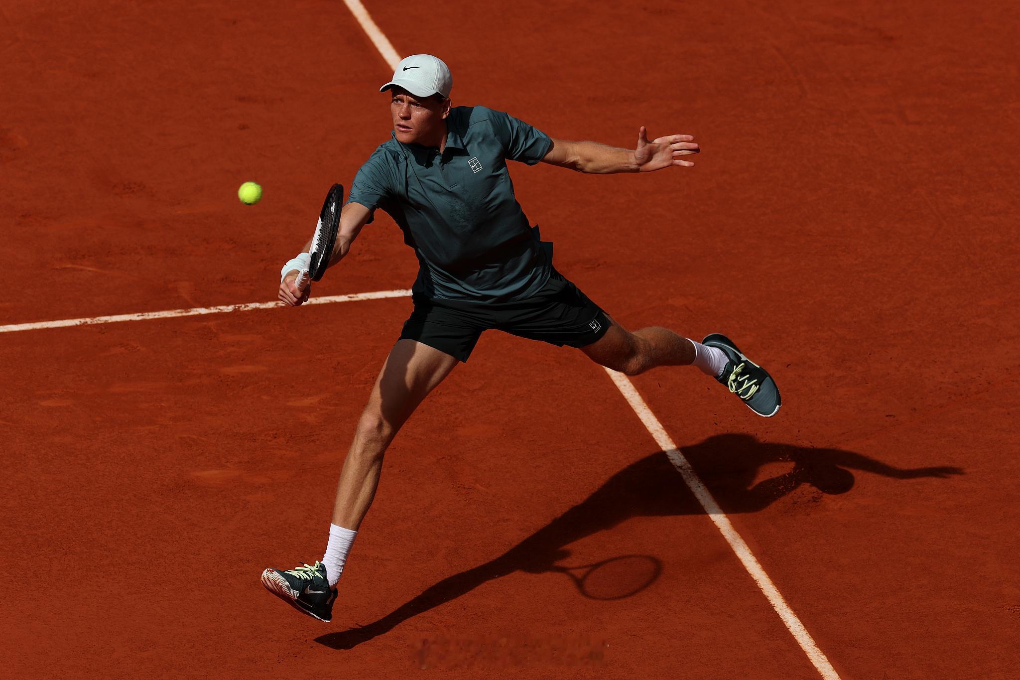 头号种子辛纳以6-2、7-5击败诺里晋级八强，追平个人该站最佳战绩。...