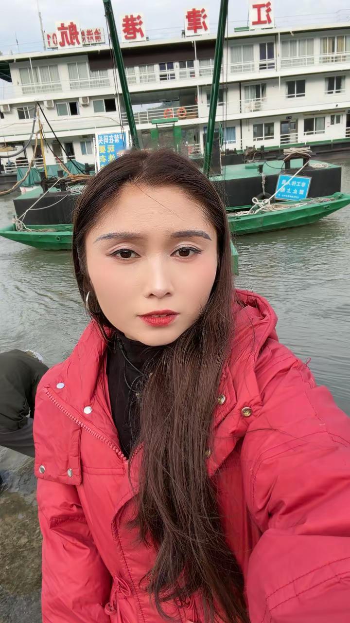 <p>街拍小姐姐穿搭秀 带你去看海 吹吹风散散心 <!--{img:0...