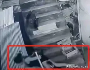 俗话说“情绪上头时，再爱也得留三分冷静。”秘鲁有一对情侣，吵架之后女方...