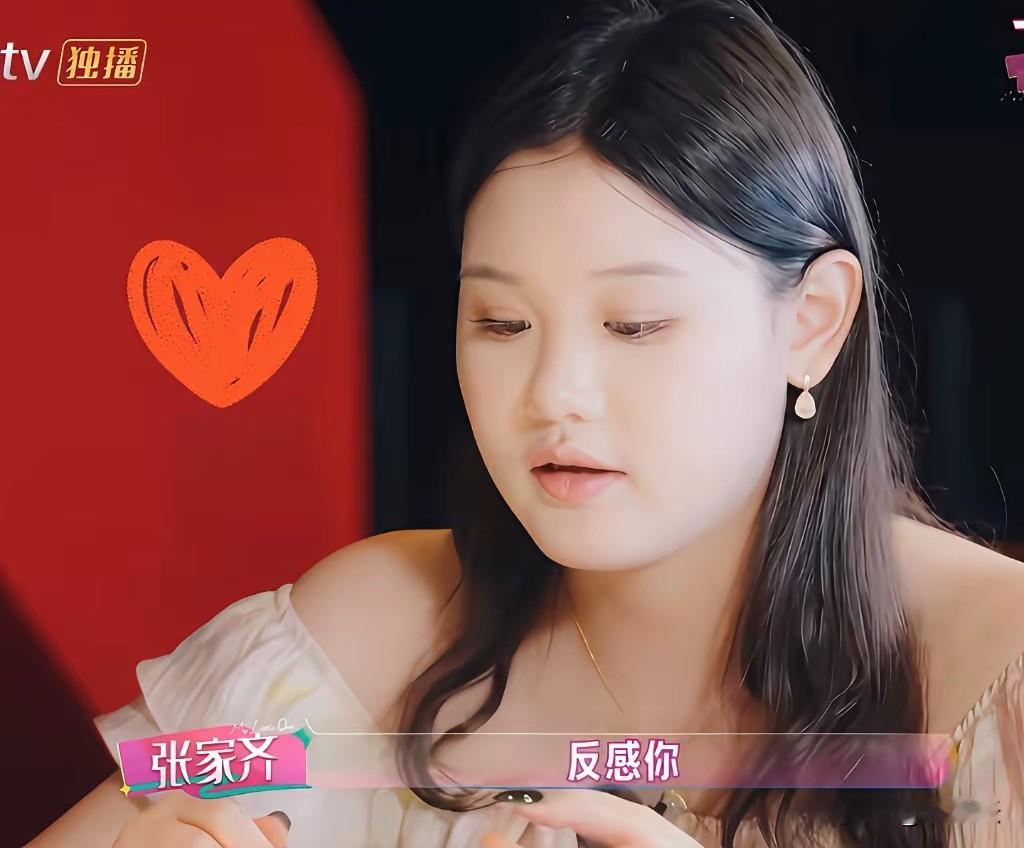 唉，没有参与她的童年，就不要想着挤进她的成年，张家齐妈妈也挺搞笑，把6岁女儿送进去学跳水，就在家门口，还不经常去看，人家外地家长天天往对里跑，她就出张嘴“我希望你快乐，享受训练，享受比赛”。
6岁的孩子呀，让她怎么享受训练，训练呀，又不是玩滑梯，夫妻俩工作又不忙，一个无所事事，一个自由职业，愣是不去