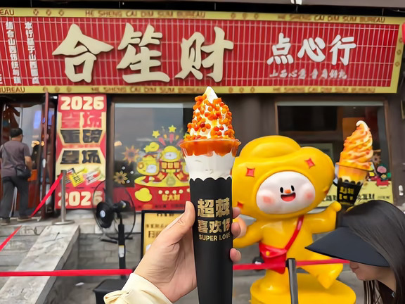 周末开上理想 L9 穿行在浙江周边的道路上，沿途风景缓缓向后掠过。智能辅助驾驶减轻了长时间开车的疲惫，让旅途更加轻松。座舱静谧舒适，音响效果温润柔和。赶路不再是负担，我们随时可以靠边停下，吹一吹山间的微风。放下平日里繁杂琐事，在一路向前的旅程里，感受属于自己简单自在的片刻时光。#开车出去玩 #我的智系车 #理想L9