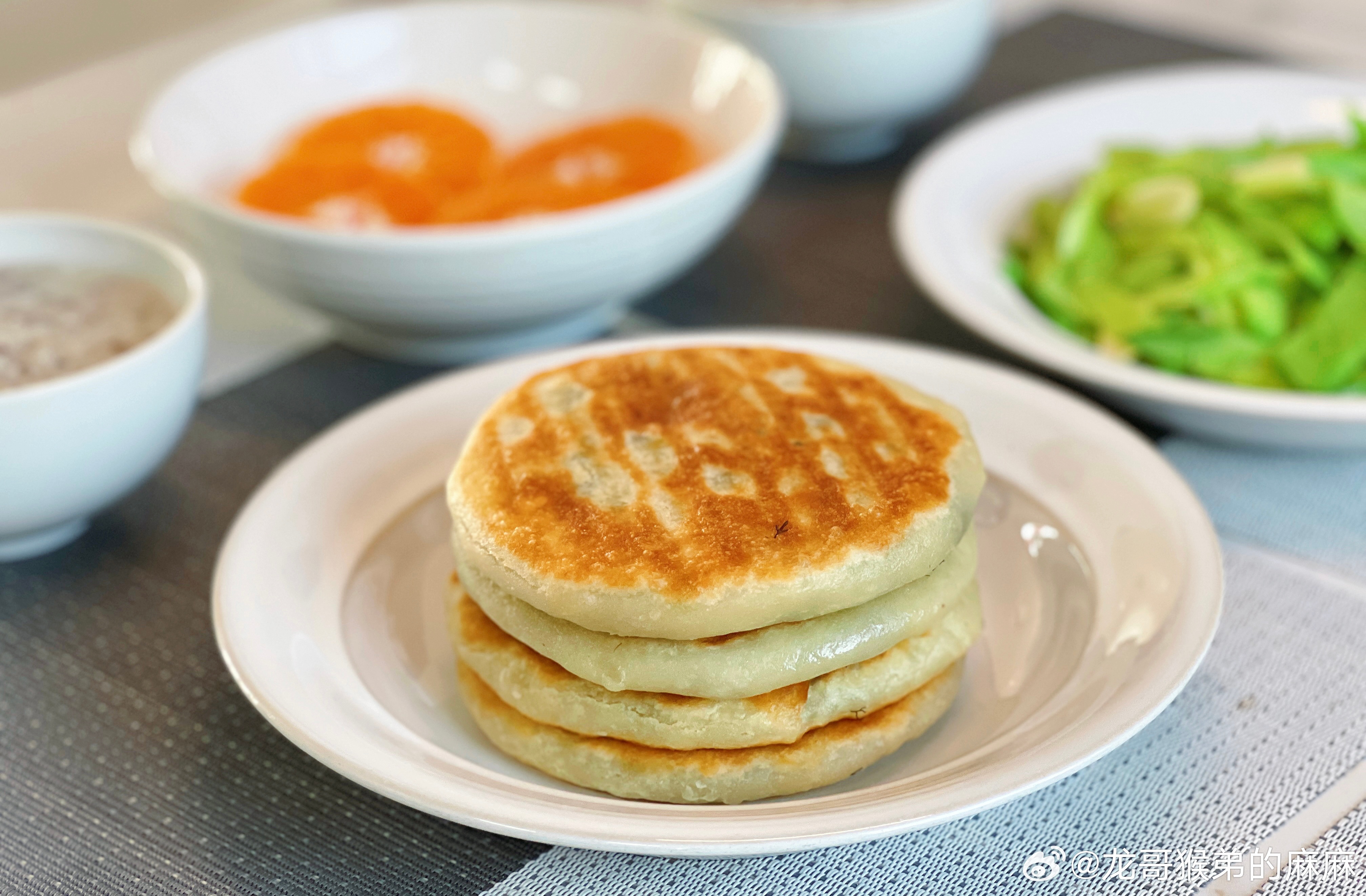 早餐茴香鸡蛋馅饼、清炒黄瓜、大米藜麦粥、橘子。早安～ ​​​