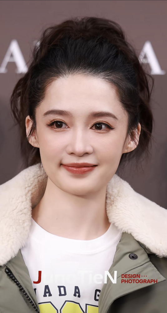 骨相碾压一众整容脸，李沁为啥总是差一口气？
看着清冷孤傲，私下却被张若昀爆料是个搞笑女。这种反差，放别人身上早买通稿吹了，她偏不。
《庆余年》拿来炒CP多赚，她倒好，跟男主张若昀同台，恨不得站到两米开外。全程互动滴水不漏，生怕沾上个绯闻，就因为她是人家老婆唐艺昕的伴娘。
宁可把捷径全堵死，也绝