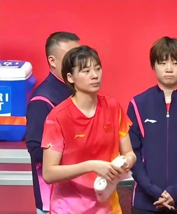 亚运会女团首战，中国队打尼泊尔，3比0，干净利落。
有意思的是，孙颖莎和王曼昱都没上。上的三个小将：陈熠、蒯曼、范姝涵。结果三个人一人一个3比0，一局没丢。陈熠第一场打了个11比1，范姝涵第三场也打了个11比1，对面估计都没反应过来就结束了。
说实话，这种排兵挺有意思。主力坐场下看，小将上去练手，对