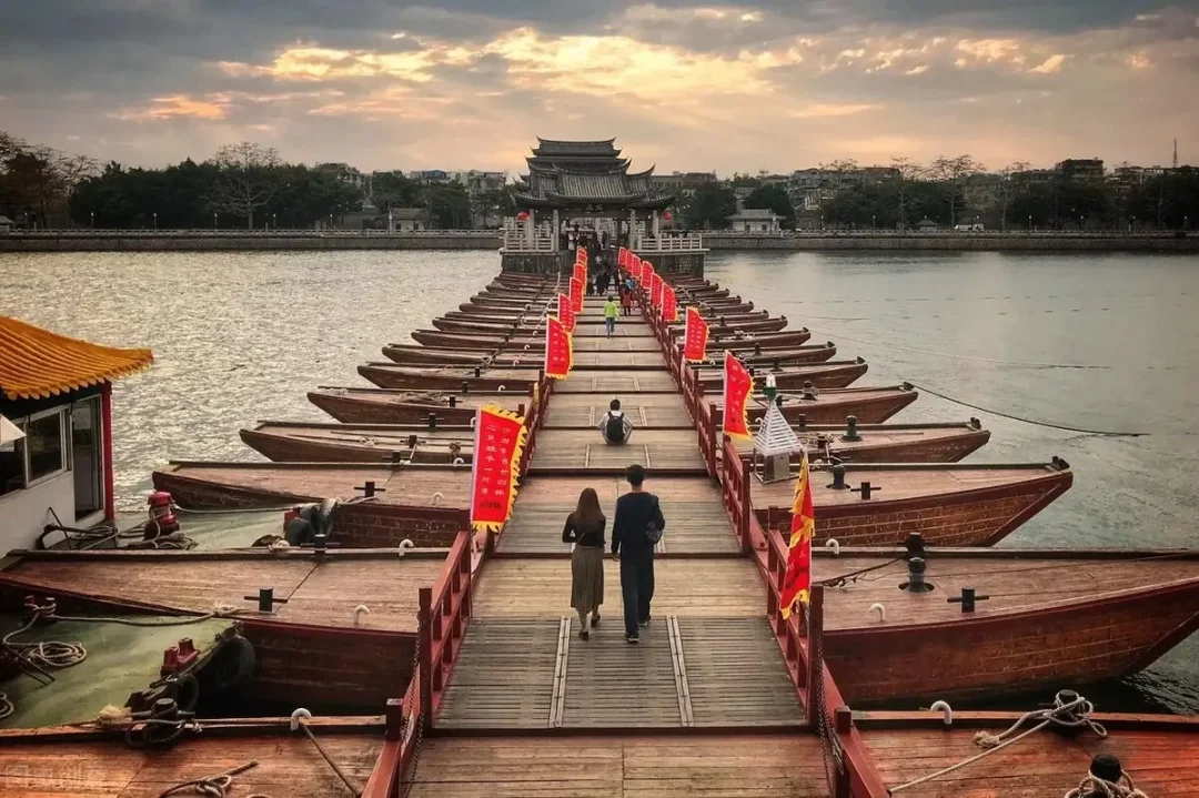 说到潮州，就绕不开历史文化与特色美食。这座拥有1600多年历史的古城，人才辈出