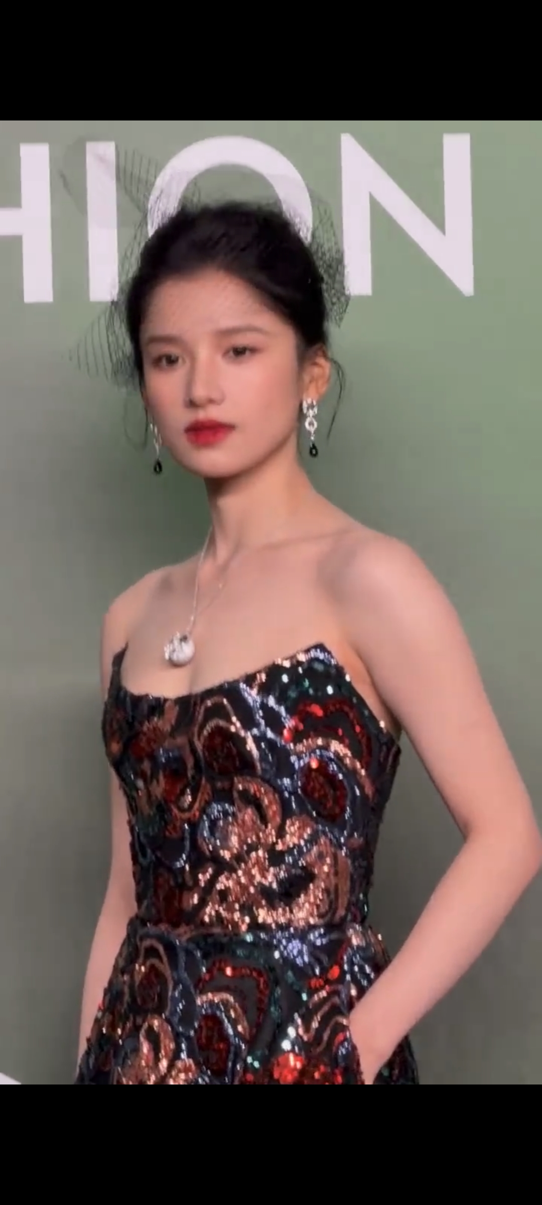 张婧仪红毯“一秒破功”：高冷御姐与甜妹的无缝切换，真的太戳人了！   ...