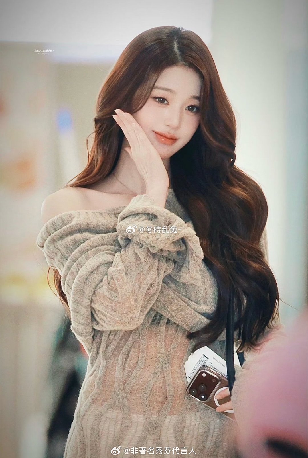 #张元英超绝不经意露出iPhone18Pro#
不妨碍此女，依旧闪耀。 ​