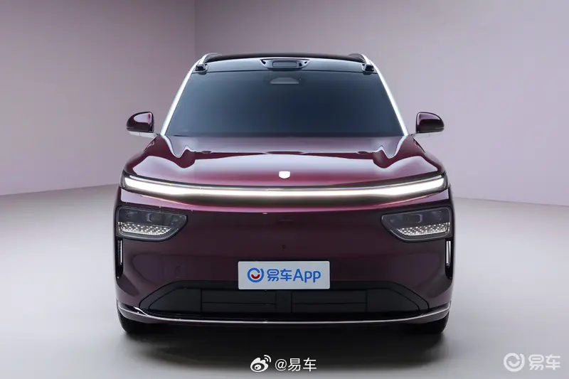 #新车速递#【奕境X9开启预售 预售价29.98万元起】8月18日，奕境汽车首款车型奕境X9开启预售，包含三款车型，预售价区间29.98-37.98万元。奕境X9首发搭载鸿蒙座舱HarmonySpace 6，配备华为乾崑智驾ADS 5，动力方面搭载增程系统，最大综合续航超1500km。
奕境X9整体采用了十分时尚前卫的设计语言，配备封 ​