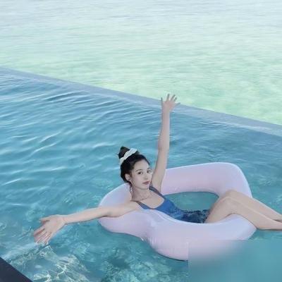 黄子韬憋了两年，一开口就是“希望我儿子健康长大”。
徐艺洋那组海边背影照，一家三口牵手，落日刚好卡在中间。她配文说爱的人都在身边，他转发直接甩出儿子两个字。不铺垫，不解释，跟当年官宣恋情一个路数。
直播里她才把底交了：孩子2024年生，剖腹产，现在两岁多满地跑。就一个，中国籍。黄子韬孕期推掉一堆
